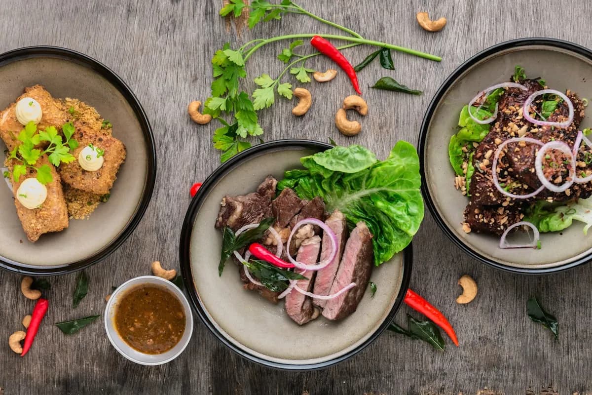 Un plato del menú degustación servido sobre la mesa, con luz cálida y lateral
