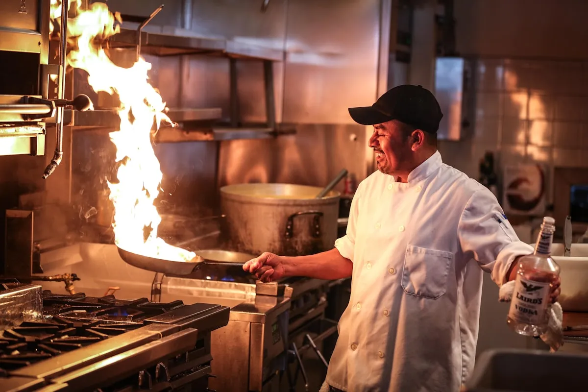 La cocina abierta de Aurora durante el servicio